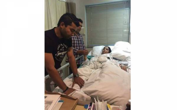 کامران اور عمر اکمل کی والدہ کو دل کا دور ہ ، ہسپتال منتقل