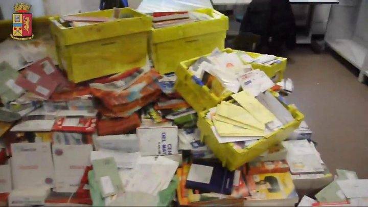 اٹلی میں ڈاکیے کے گھر سے 540 کلو گرام غیر ترسیل شدہ خطوط برآمد 