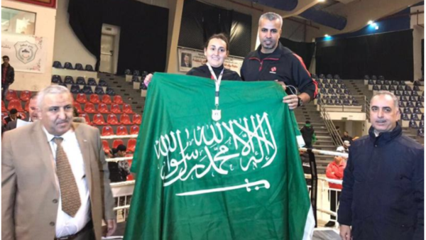 سعودی عرب کی دنیٰ محمد الغامدی عالمی مقابلہ جیتنے والی پہلی خاتون باکسر بن گئیں 