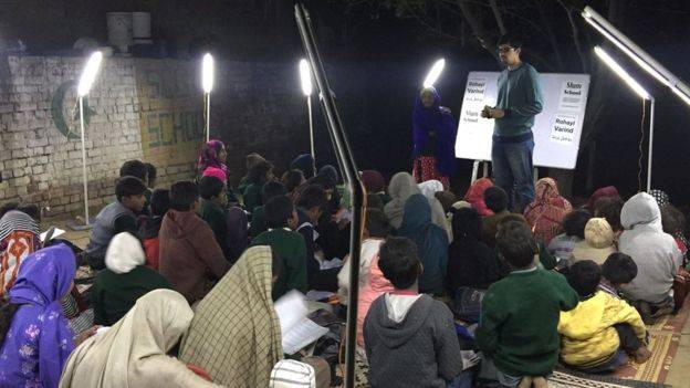 غریب بچوں میں علم کی روشنی پھیلانے والا پاکستان کا پہلا ”سولر سلم سکول“ قائم 