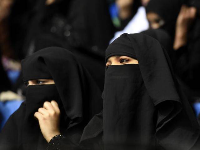 شوہرعورتوں کو ’ لائیک‘ کرتا ہے، بیوی نے خلع لے لی