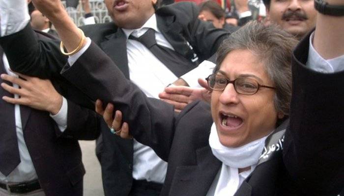 بیٹی کی وطن واپسی تک عاصمہ جہانگیر کی نمازہ جنازہ میں تاخیر کا فیصلہ 