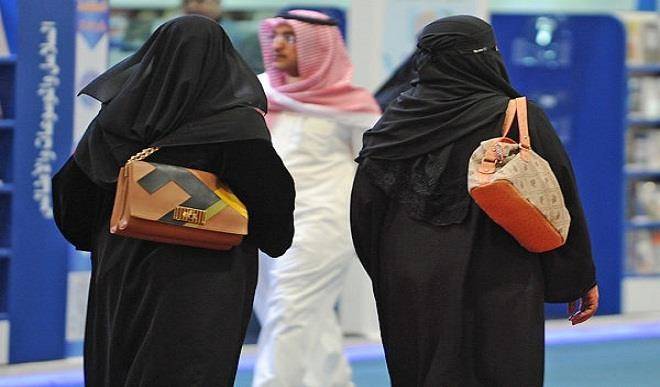 خواتین اپنے پرس میں کیا رکھتی ہیں ،حیران کن انکشاف 
