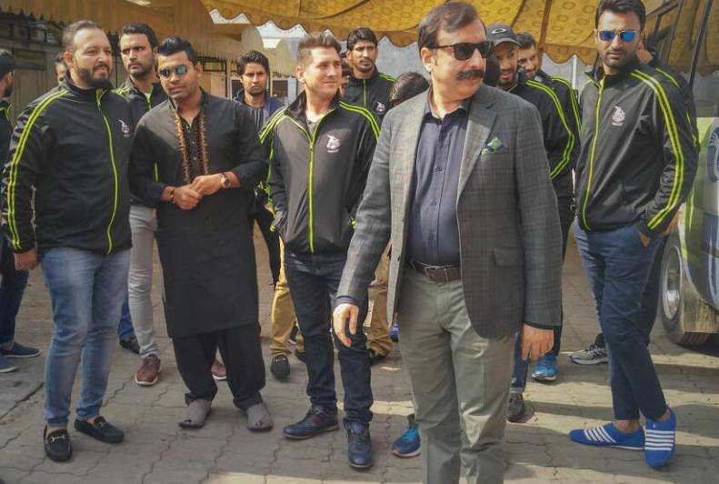 پی ایس ایل 3 سے قبل لاہور قلندرز کی ٹیم کی داتا دربار پر حاضری 