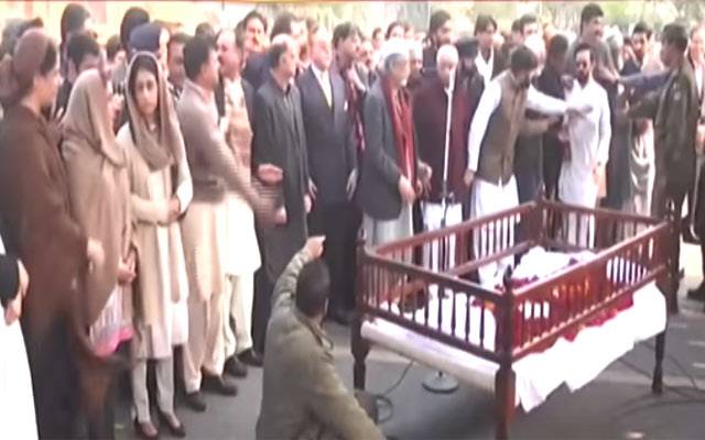 عاصمہ جہانگیر آہوں ، سسکیوں میں سپرد خاک ، وکلا ، سول سوسائٹی کی نماز جنازہ میں شرکت