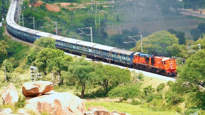 بھارتی ریلوے میں ایک لاکھ آسامیوں کیلئے درخواست طلب