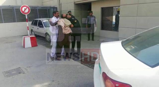 مریم نواز کی مانسہرہ روانگی، چوہدری ریاض قافلے میں شامل گاڑی کے نیچے آ گئے