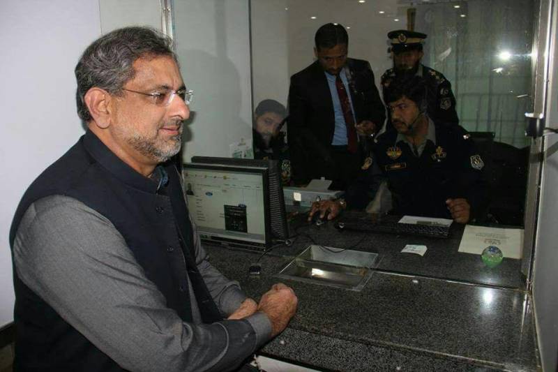 وزیر اعظم شاہد خاقان عباسی کی عام افراد کی طرح ڈرائیونگ لائسنس بنوانے کی تصاویر وائرل 