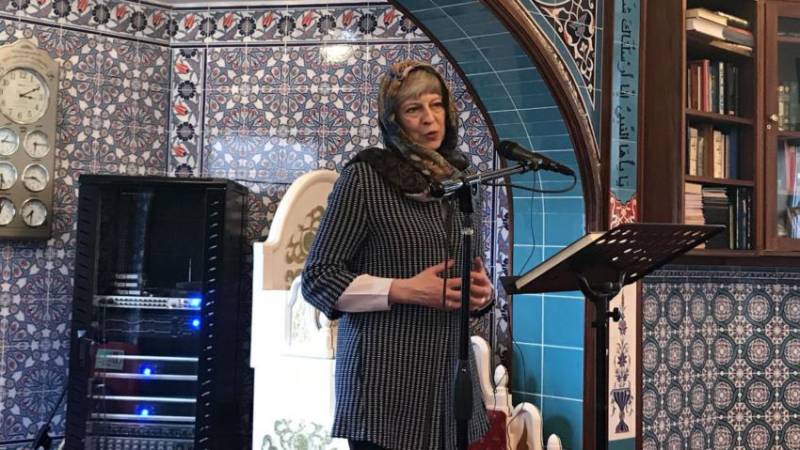 برطانوی وزیراعظم کی حجاب پہن کر مسجد میں جانے کی تصاویر وائرل ہو گئیں 