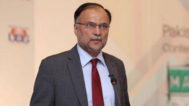 نواز شریف کی پارٹی صدارت سے نااہلی کے خلاف تمام قانونی آپشنز استعمال کریں گے, احسن اقبال