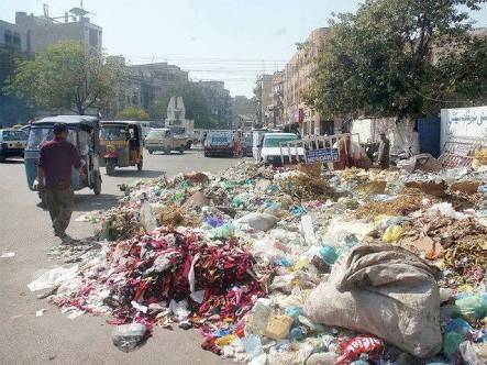 سندھ بھر میں عوامی مقامات پر کچرہ پھینکنے والوں کیخلاف کارروائی کا فیصلہ