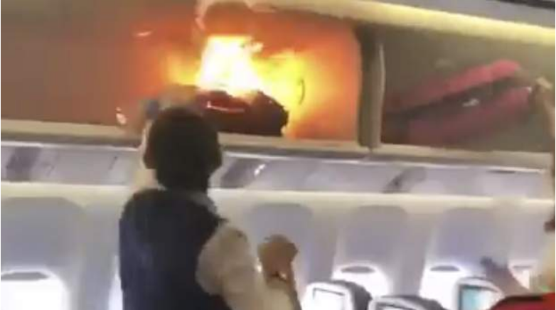 جہاز میں رکھے ہینڈ بیگ میں اچانک خوفناک آگ بھڑک اٹھی