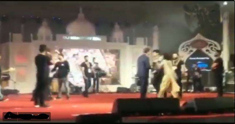  لائیو پرفارمنس کے دوران گلوکار اور شو آرگنائزر آپس میں جھگڑ پڑے، ویڈیو وائرل ہو گئی 