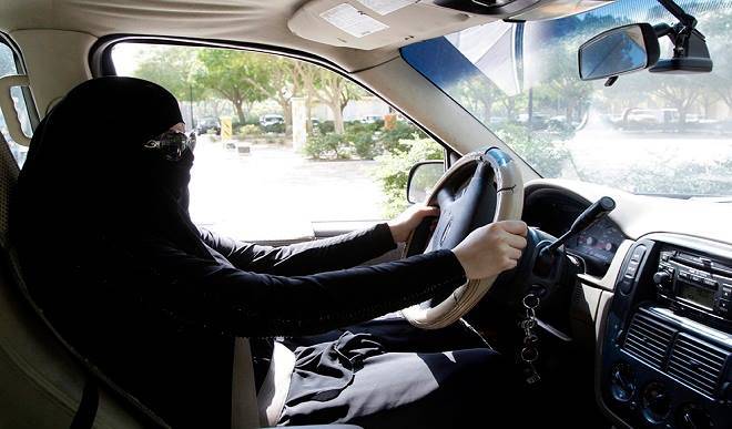سعودی عرب میں دوران ڈرائیونگ ائیر فون کال پر پابندی عائد، خلاف ورزی پر جرمانہ ہو گا