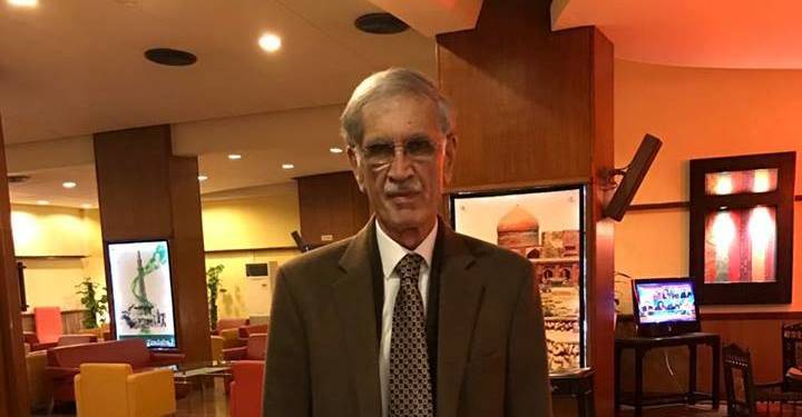 وزیراعلیٰ خیبرپختونخوا پرویز خٹک نے کوٹ اتار کر ووٹ کاسٹ کیا