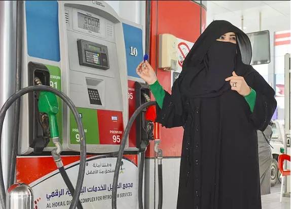 گیس سٹیشن پر کام کرنے والی سعودی خاتون سوشل میڈیا پر لوگوں کی توجہ کا مرکز بن گئی