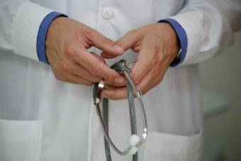 کینیڈین ڈاکٹروں کا تنخواہیں کم کرنے کا مطالبہ