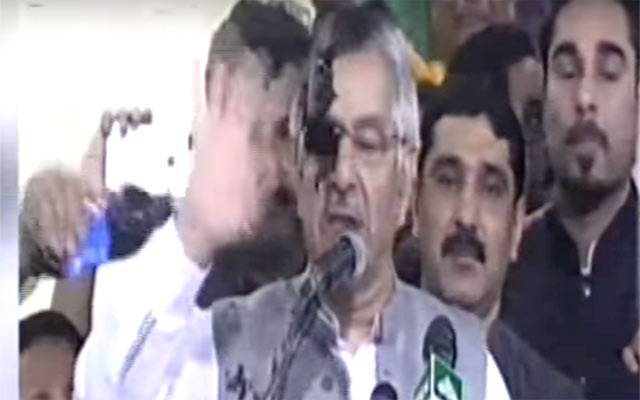 وزیر خارجہ خواجہ آصف کے چہرے پر سیاہی پھینک دی گئی