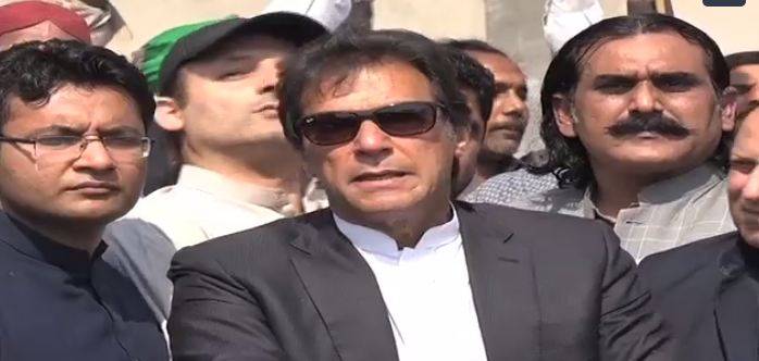 جوتا پھینکنا،سیاہی پھینکنا غیر اخلاقی عمل ہے:عمران خان کی نواز شریف پر جوتا پھینکنے کی مذمت