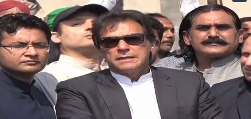 پی ٹی آئی کارکنوں نے عمران خان پر جوتا پھینکنے کی کوشش ناکام بنا دی 