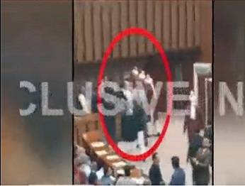 سینیٹ ہال میں ہاتھا پائی، ن لیگ اور پیپلز پارٹی کے حمایتی لڑ پڑے