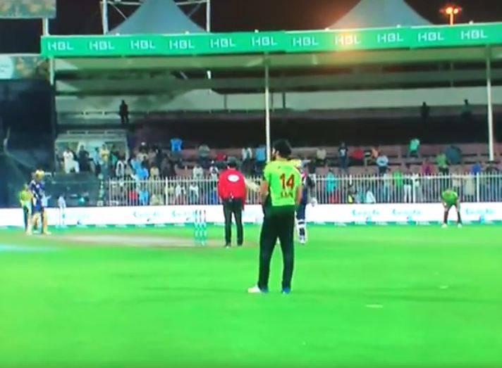 کوئٹہ گلیڈی ایٹرز کے خلاف لاہور قلندرز کے کھلاڑی آپس میں لڑ پڑے ، ویڈیو وائرل 