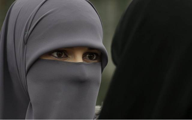 ایران میں حجاب پابندی کے خلاف احتجاج پر 35خواتین گرفتار