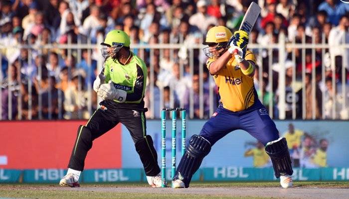پشاور نے لاہور کو شکست دے کر پلے آف مرحلے میں جگہ بنا لی 