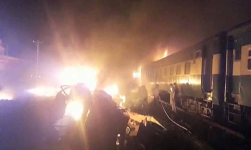 چیچہ وطنی کے مقام پر کراچی ایکسپریس کے انجن میں آگ بھڑک اٹھی