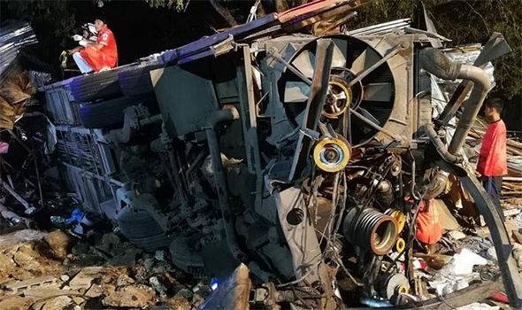 تھائی لینڈ، مسافر بس بے قابو ہو کر درخت سے جا ٹکرائی، 17 افراد ہلاک