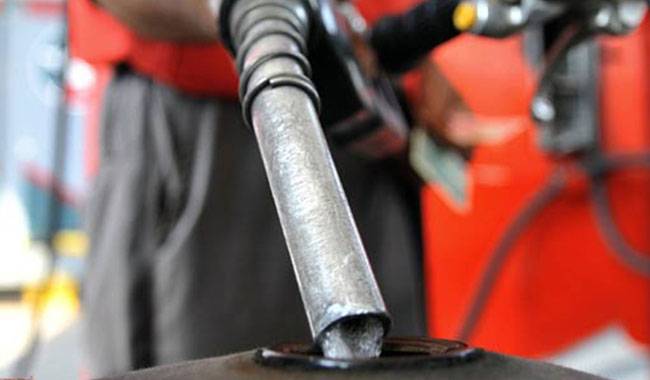 اپریل میں پٹرول مزید 3 سے 4 روپے لٹر مہنگا ہونے کا خدشہ