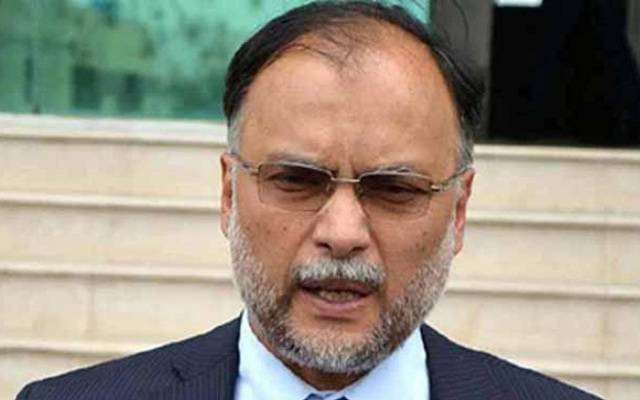 عمران، زرداری سے توقع نہیں کہ وہ حکومتی کارکردگی کو سراہیں: احسن اقبال