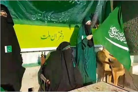 سری نگر، آسیہ اندرابی نے پاکستانی پرچم لہرا دیا
