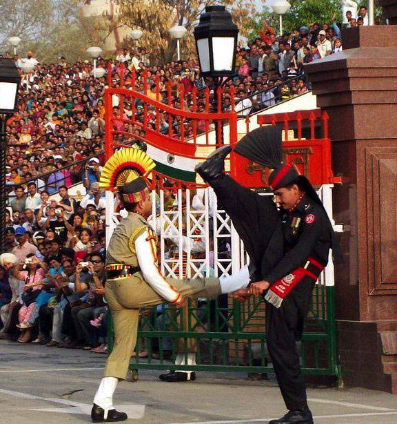 واہگہ بارڈر پر پرچم اتارنے کی پر وقار تقریب ، پاکستان زندہ باد کے فلک شگاف نعرے