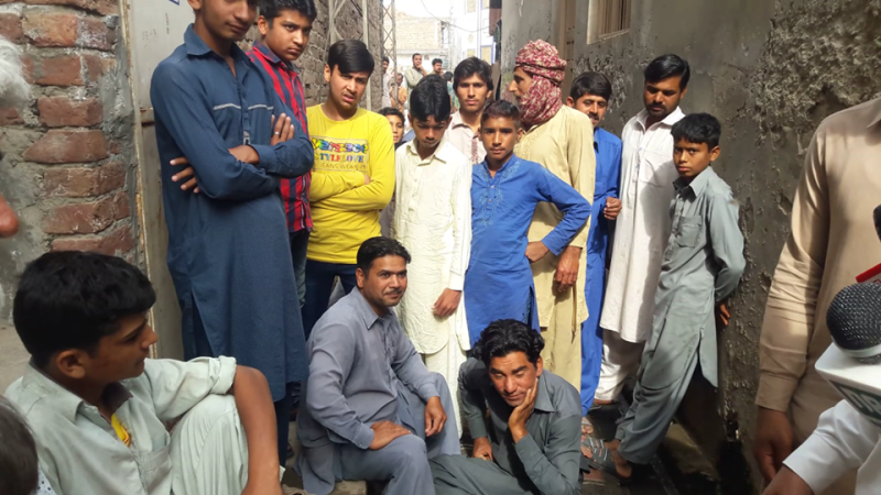 جلال پور بھٹیاں : مزدوروں کو مزدوری نہ ملنے پر مالک مکان کے گھر کے سامنے دھرنا