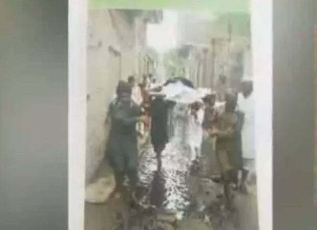 گندے پانی سے جنازہ لیجانے کا معاملہ، عدالت نے میونسپل کمیٹی چیئرمین کو طلب کر لیا