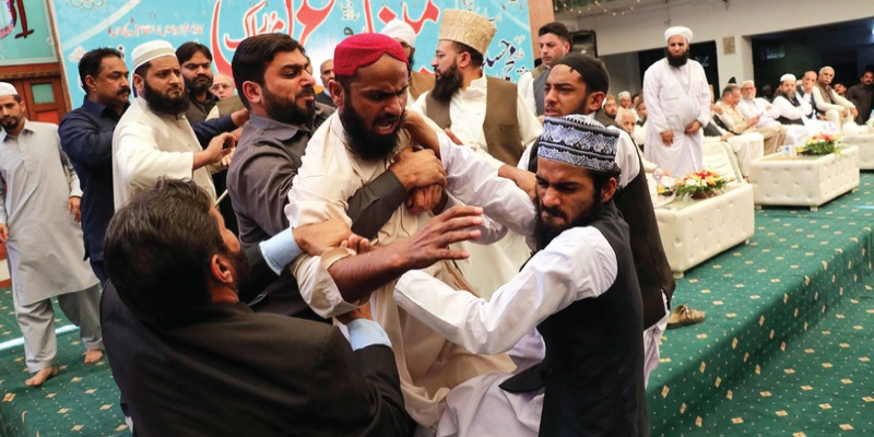 نواز شریف پرجوتا پھینکنے والے ملزموں کے مقدمے سے دہشتگردی دفعات ختم