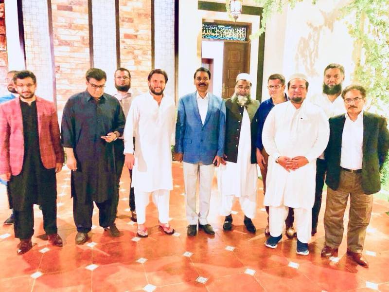 ڈی جی آئی ایس پی آر شاہد آفریدی کے مہمان بن گئے