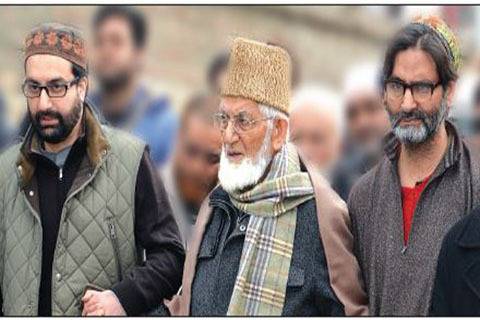 قابض بھارتی پولیس نے حریت رہنماؤں کو گھر سے باہر نکلنے کی مشروط اجازت دیدی