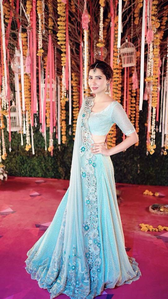 ’تمہارا سُوٹا کہاں ہے؟‘ ماہرہ خان کی سگریٹ پینے کی ویڈیو کے بعد ایسی تصویر سامنے آگئی کہ مداحوں نے سخت تنقید کا نشانہ بناڈالا
