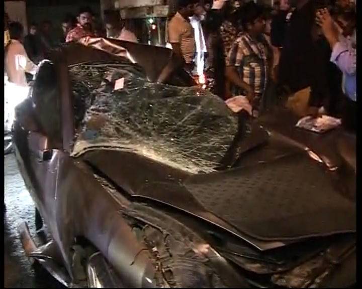  لاہور: دو تیز رفتار گاڑیوں کی آپس میں ٹکر، 2 نوجوان جاں بحق