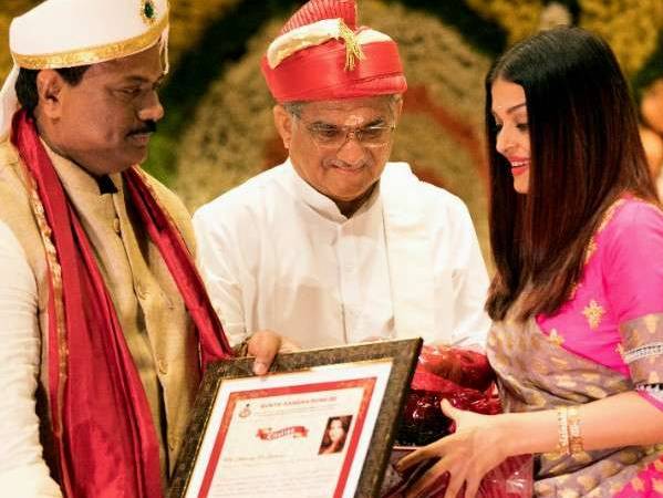 سابق حسینہ عالم ایشوریا رائے کو بہترین خاتون کے ایوارڈ سے نواز دیا گیا