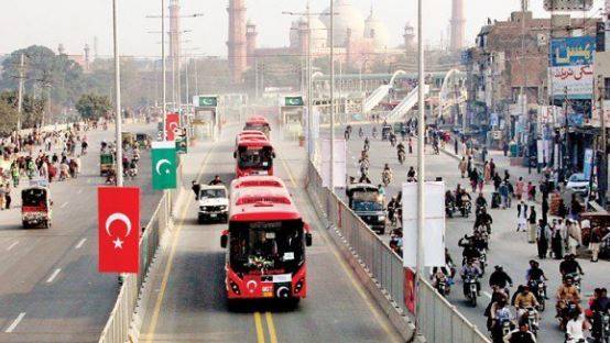 مظاہرے شروع ہونے پر لاہور میٹروبس بند کر دی گئی 