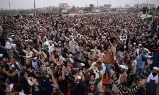 تحریک لبیک کا احتجاج مختلف شہروں میں پھیل گیا، سڑکیں بلاک، ہزاروں شہری پھنس گئے