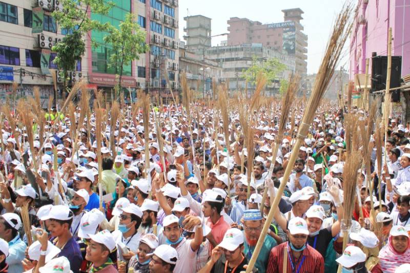ڈھاکا: 15 ہزار افراد نے سڑکوں پر جھاڑو لگا کر صفائی کا ورلڈ ریکارڈ بنا ڈالا