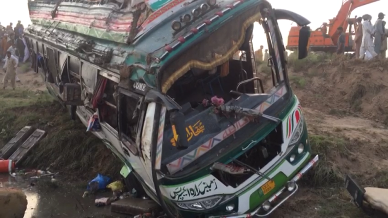جلالپور بھٹیاں: مسافروں سے بھری بس ٹرالی کو اوور ٹیک کرتے ہوئے خوفناک حادثے کا شکار ، دو ہلاک درجنوں شدید زخمی 