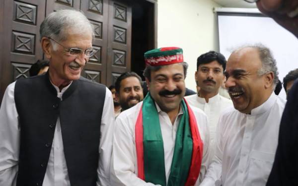 پشاور : مسلم لیگ ن کے ایم پی اے ارباب وسیم حیات پی ٹی آئی میں شامل 