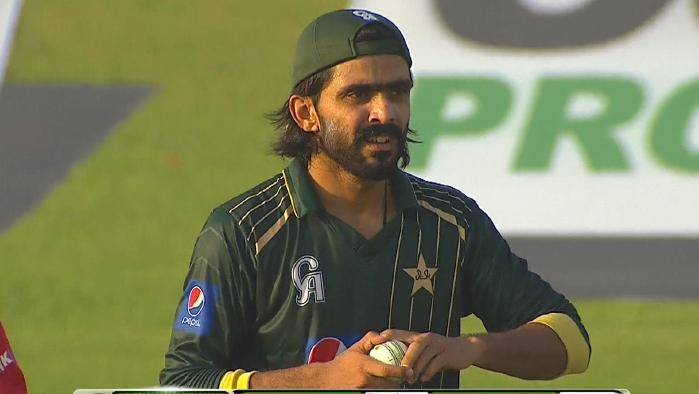 قومی ٹیم میں منتخب نہ کیے جانے پر فواد عالم مسلسل روتے رہے ، کپتان گلے لگا کر دلاسا دیتے رہے