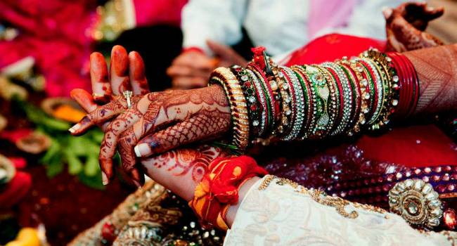 بیساکھی میلے کیلئے پاکستان آنیوالی سکھ خاتون نے اسلام قبول کر کے شادی رچا لی