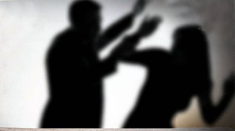 بھارت میں شوہر نے ساتھیوں سمیت بیوی سے زیادتی کر ڈالی، غیر اخلاقی ویڈیو بھی بنالی